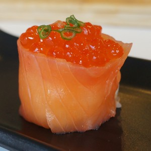Sushi Gunkan de salmão fumado com Tobiko
