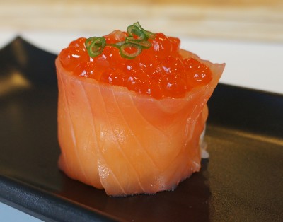 Sushi Gunkan de salmão fumado com Tobiko